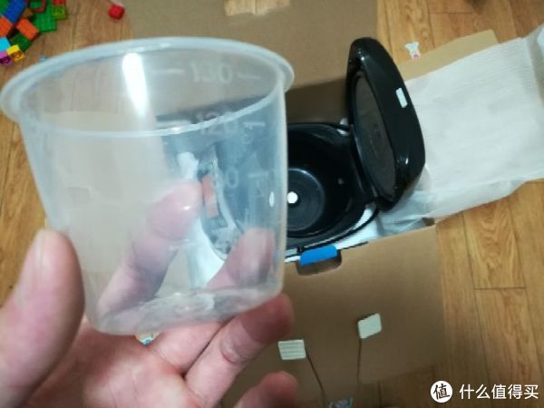 量杯材质比较薄，没有以前的量杯肯下料。造型也比较简单，敷衍。