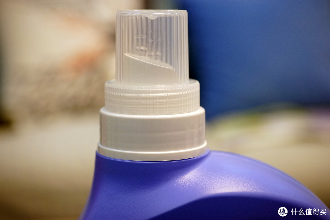 涤王的瓶口是酱紫的，与一般的洗衣液瓶口并无二致，倒出来很方便