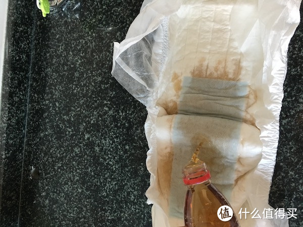 了點一直倒了大概300ml的量紙尿褲的實物如下:連背面都有了液體的痕跡