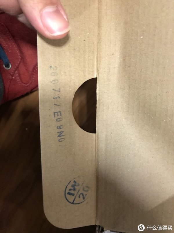 趁着年底耐克折扣店特价买了2双耐克鞋一空军一号童鞋开箱