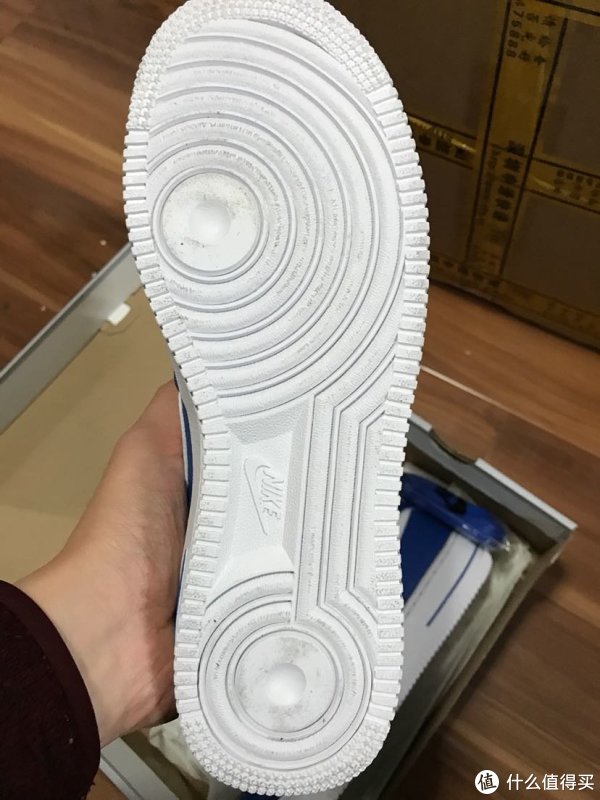 趁着年底耐克折扣店特价买了2双耐克鞋一空军一号童鞋开箱