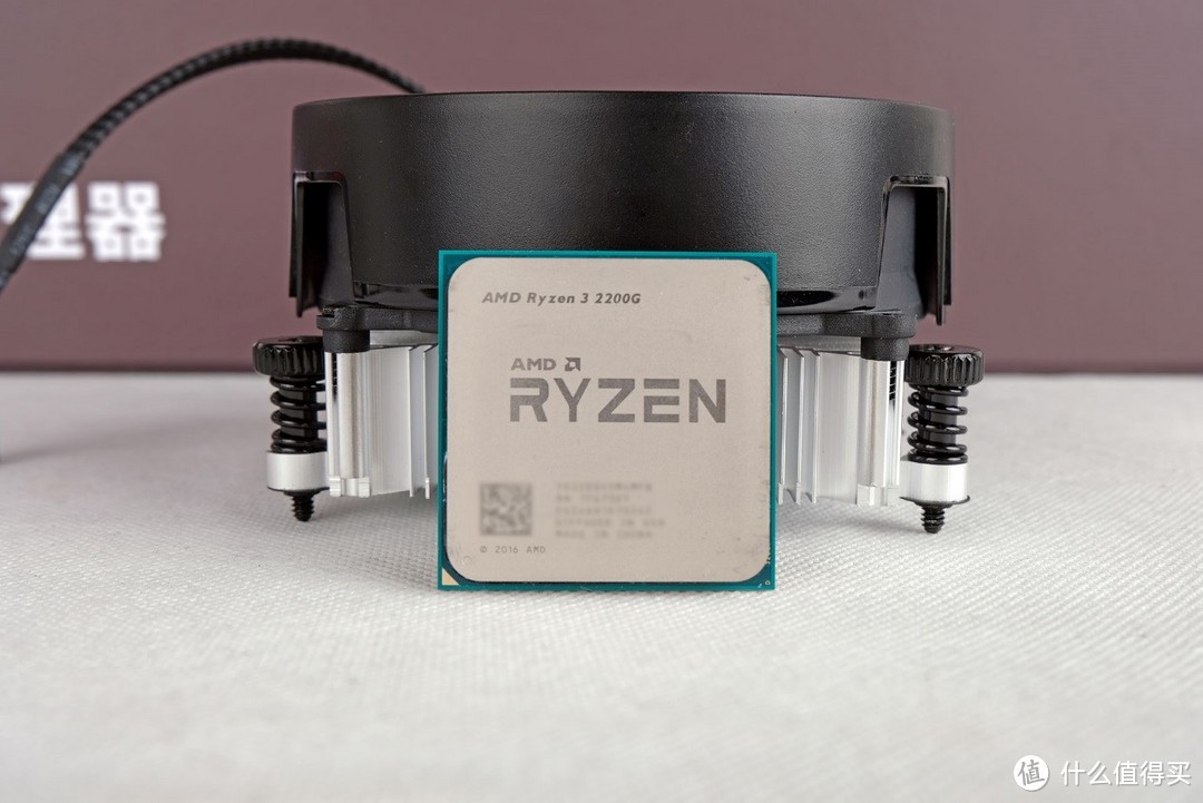 #原创新人#用核显吃鸡是怎样的一种体验—AMD 锐龙 Ryzen 3 2200G APU处理器 装机