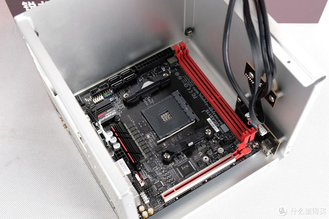 #原创新人#用核显吃鸡是怎样的一种体验—AMD 锐龙 Ryzen 3 2200G APU处理器 装机