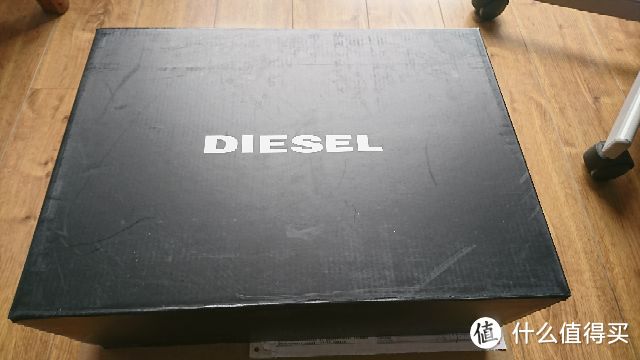 撕开封纸，鞋盒正面DIESEL黑底白字