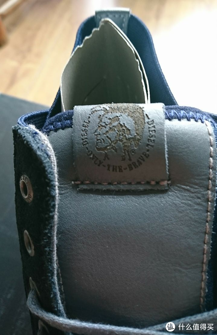 鞋舌特写，显眼的莫西干头像logo