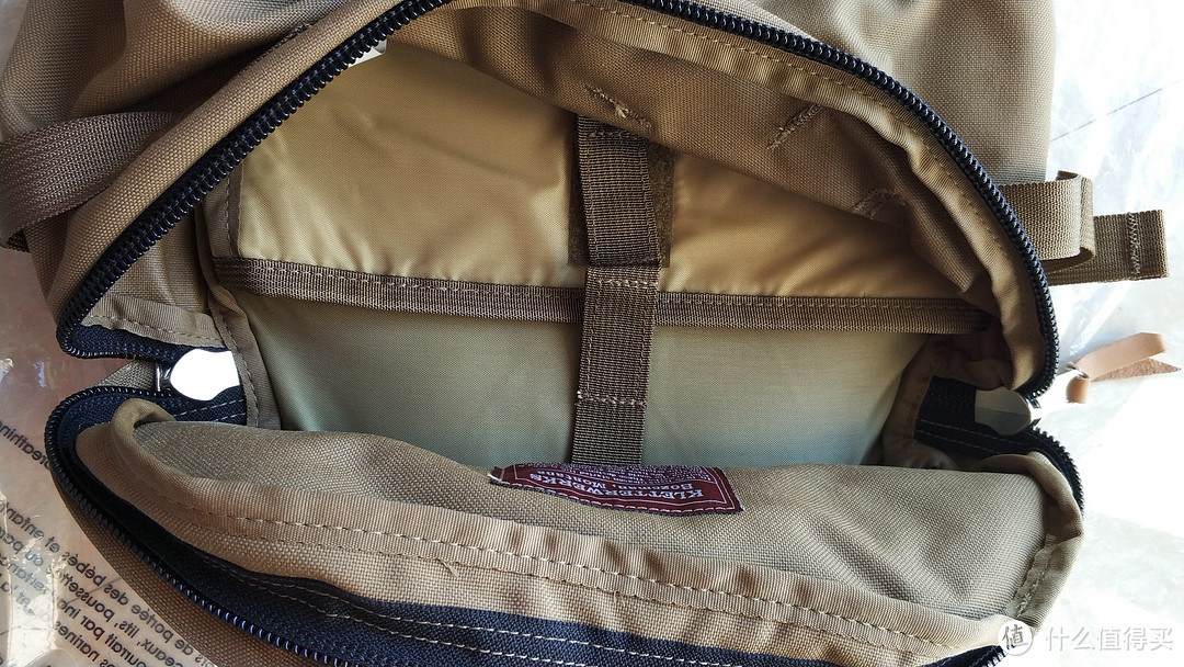 背包主袋，只有一个笔记本电脑夹层，使用魔术贴固定