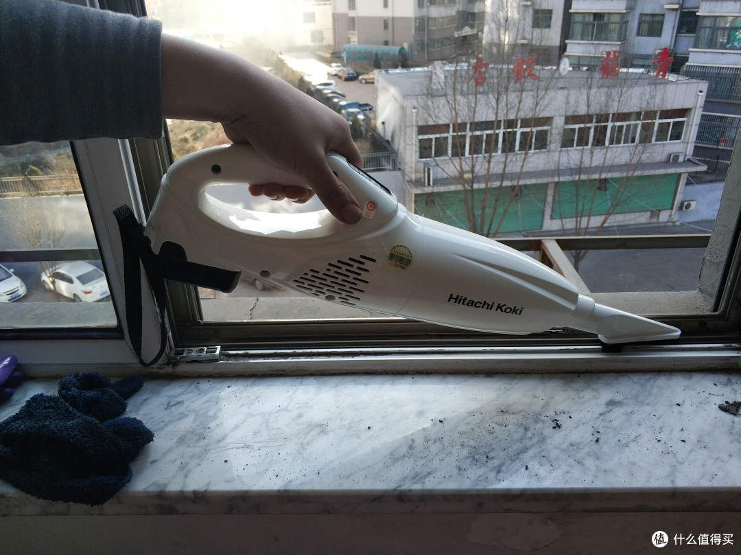 仅重1kg充电半小时就能用15分钟:日立R10DAL手持吸尘器 上手体验
