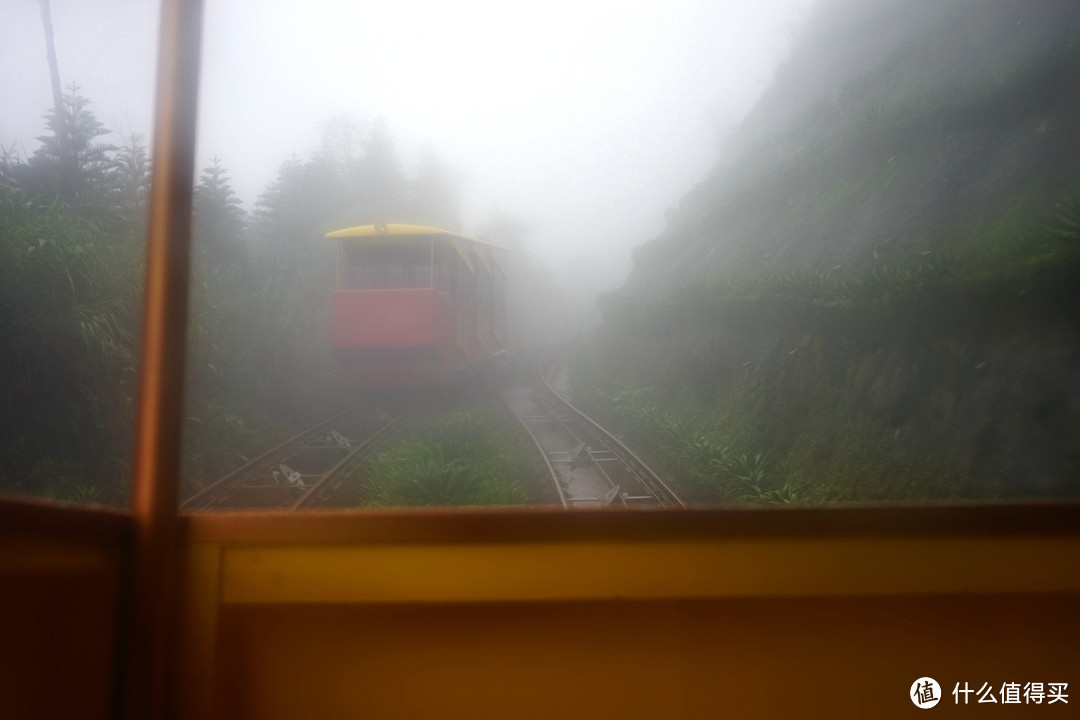 山上除了缆车，还有登山小火车