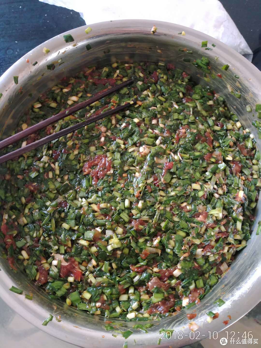 腌好的肉馅中加入刚刚切好的韭菜一起拌匀，饺子馅制作完毕。