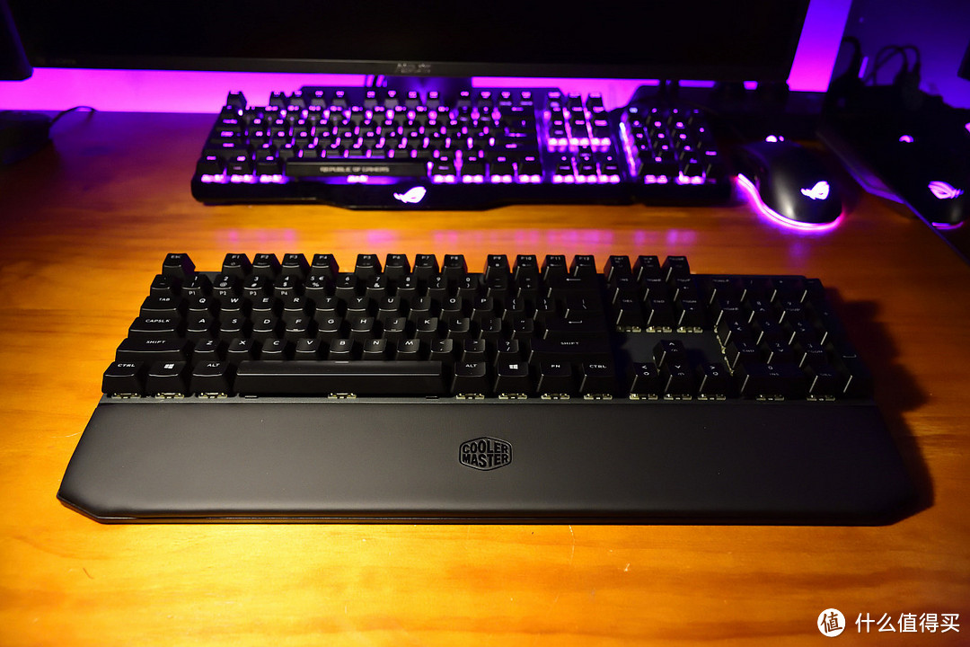 艳而不妖RGB键盘—CoolerMaster 酷冷至尊 MK750 RGB 茶轴机械键盘 开箱