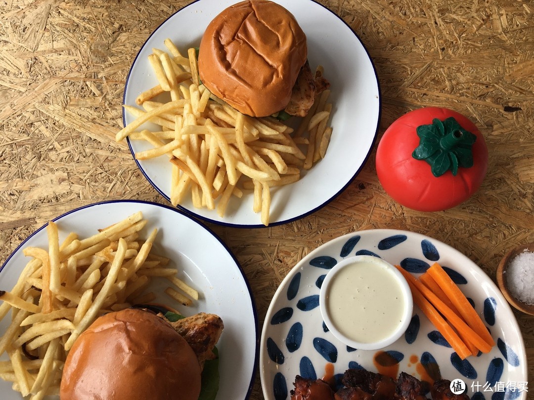 海边午餐（汉堡薯条、鸡翅）