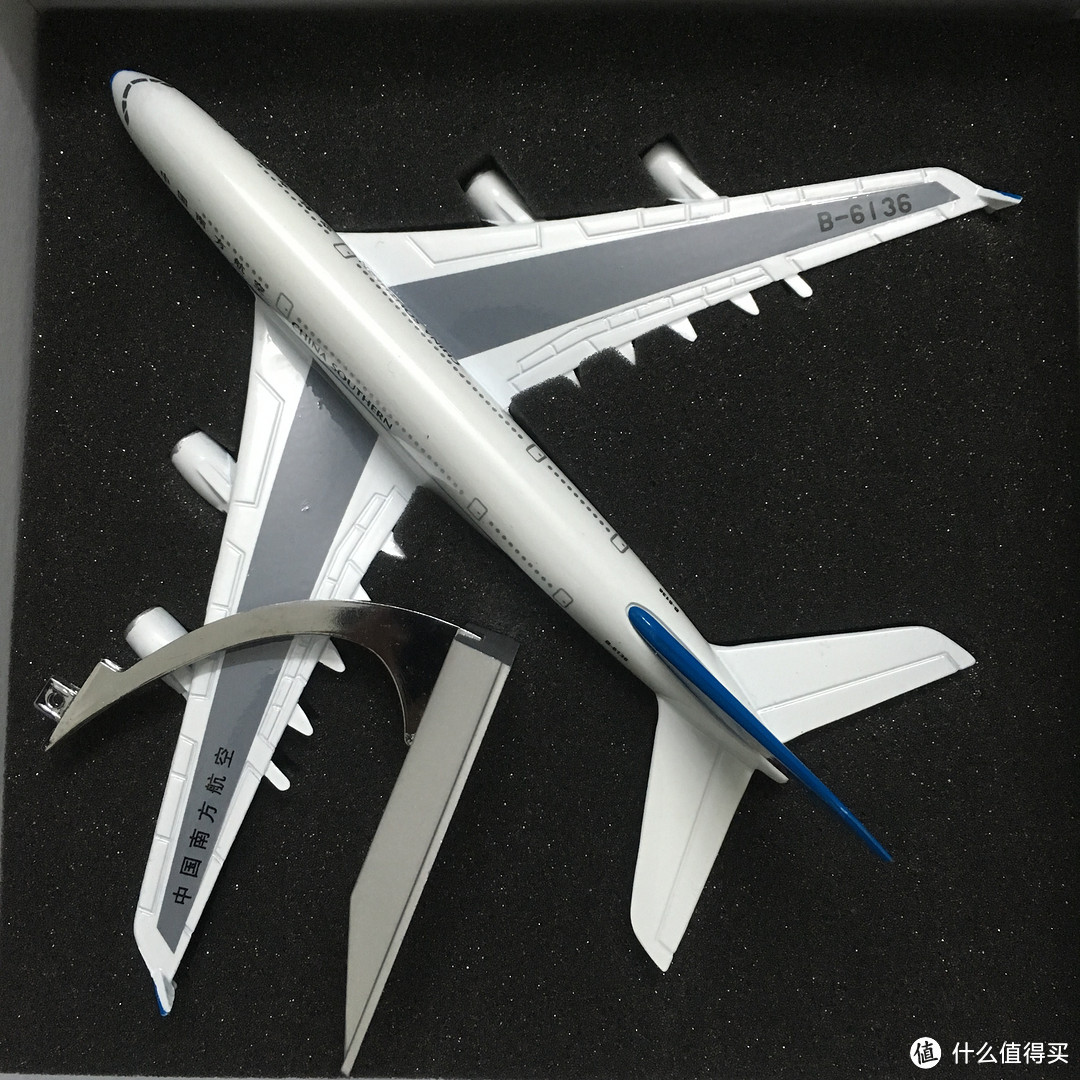 大乌龙得了两份礼品：南航涂装 A380 机模和厦航涂装 B787 机模 开箱晒