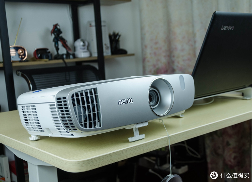 小客厅玩转大屏幕侧投是条近路：BenQ 明基 W1120 家用投影仪 开箱使用感受