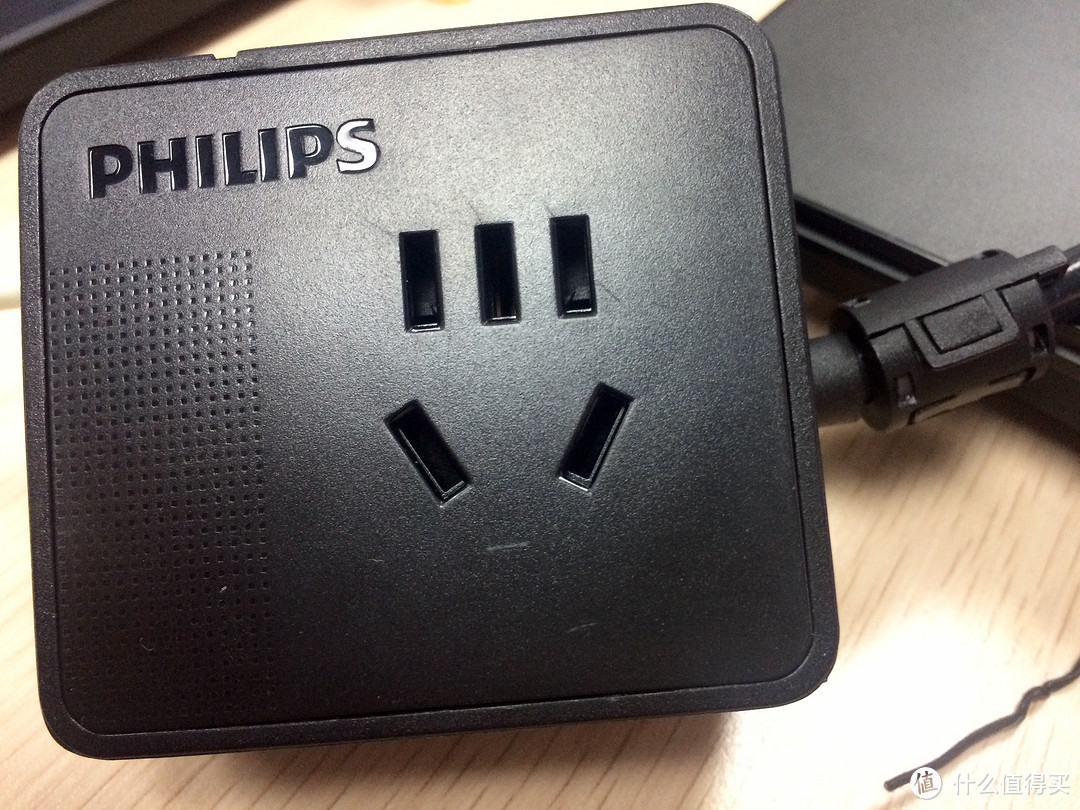 短评飞利浦便携迷你USB桌面旅行插座