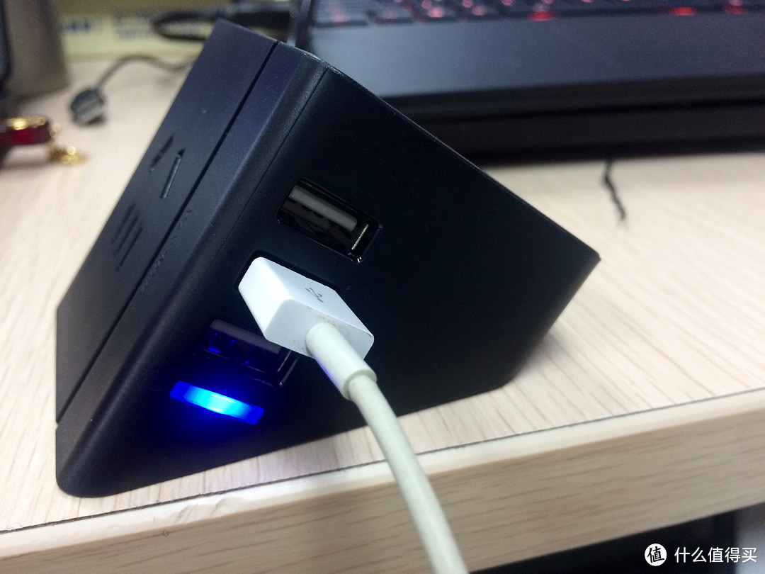 短评飞利浦便携迷你USB桌面旅行插座