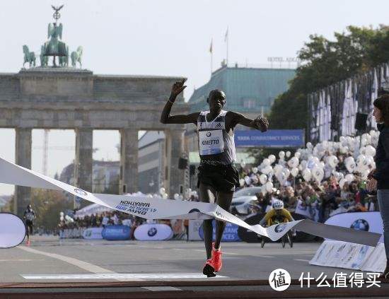 丹尼斯·基米托穿着BOOST跑鞋在柏林马拉松创造全马最快记录