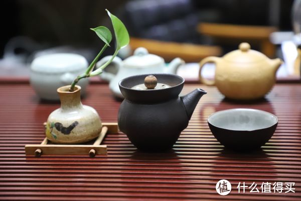 屁股小了一圈，分身成右侧的茶杯