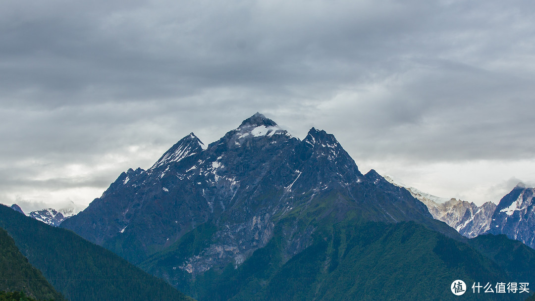 巍巍雪山，气势雄壮