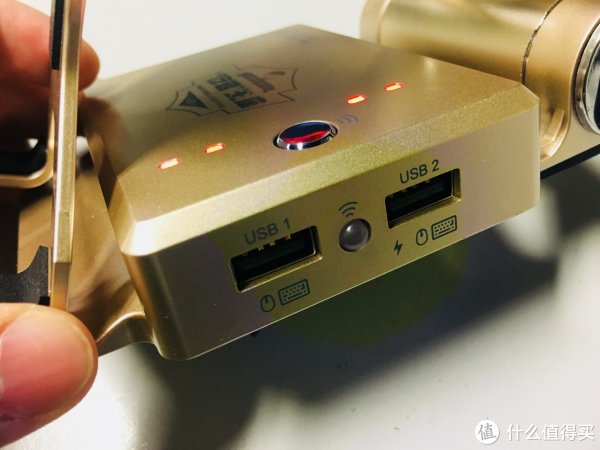 按下正面的按钮进入充电宝模式，只有红灯亮起