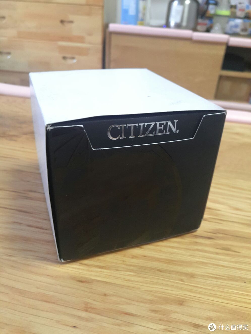 这个黑色的盒子加上白色的外壳跟我四年前买的西铁城光动能手表是一模一样的。