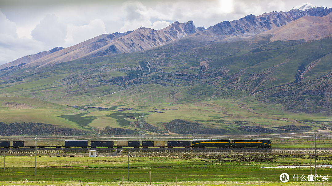 念青唐古拉山与青藏铁路，火车来啦