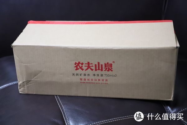 专用快递箱，箱内物品一目了然。