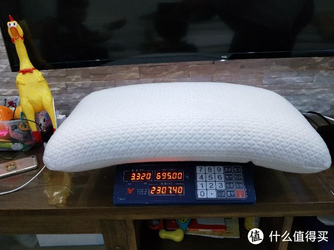 四:   零压有机亲水棉枕<br ></textarea>同样上个电子秤，重量高达3.3kg，6.6斤，也是属于非常厚重的枕头，这跟亲水棉100密度是有关系的。密度越大重量就越大