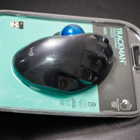 罗技 M570 轨迹球蓝牙无线鼠标外观展示(轨迹球|按钮|指示灯|电池仓)