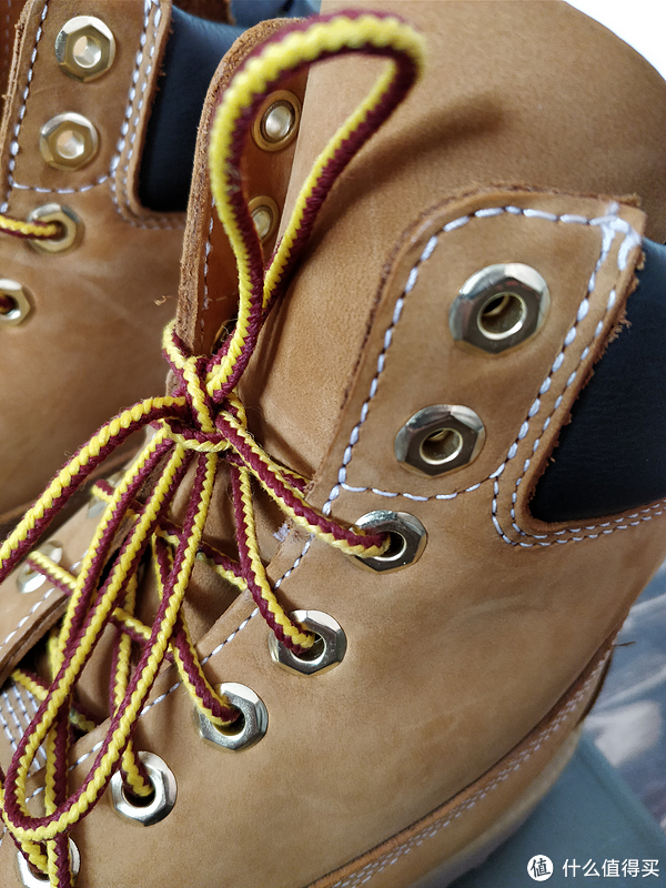 六角形黄铜鞋孔，很有工装气息，鞋带为尼龙纤维，牢固耐久