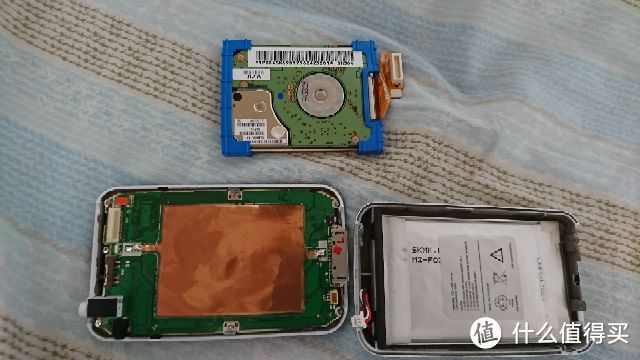 分离电池和硬盘，上面是1.8寸的日立硬盘30g
