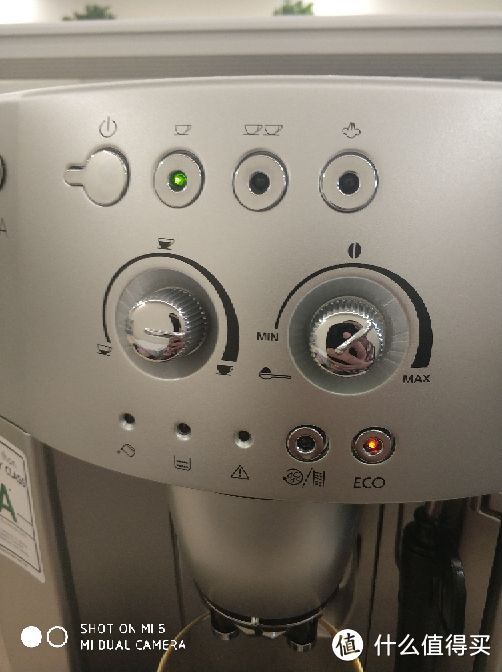 可以可以调整咖啡萃取浓度和水量，22无法通过旋钮调整水位，需要组合按键记忆。