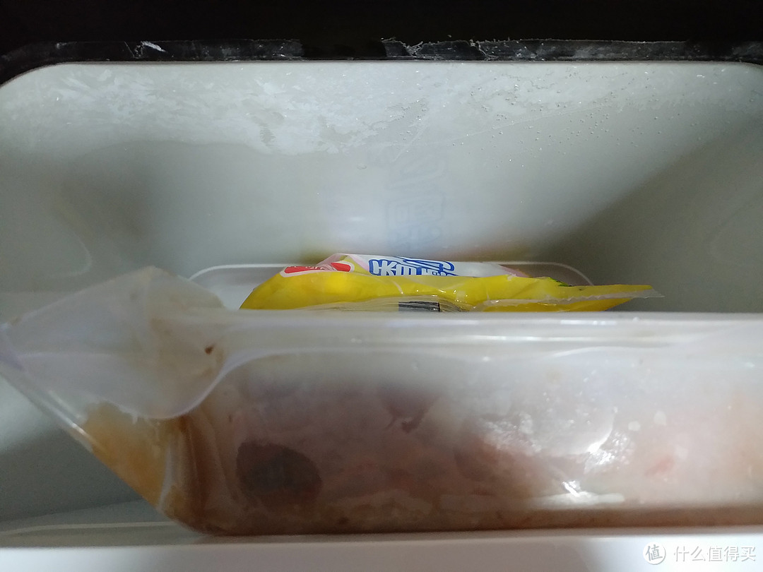 放上了一盒冰冻小龙虾和小汤圆做冷冻保存测试