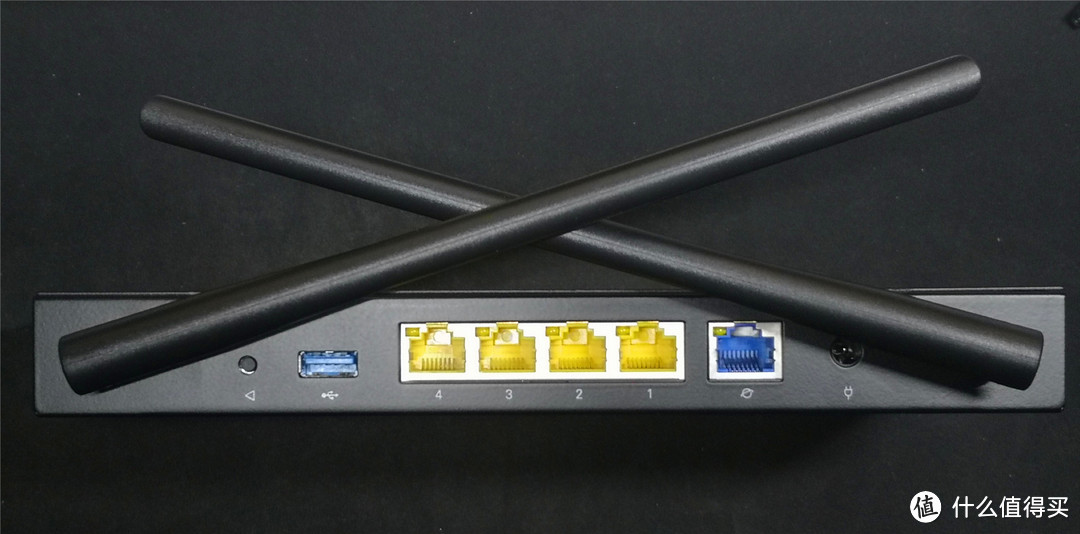 1WAN4LAN+1USB接口布局。每个网口都有独立信号灯。