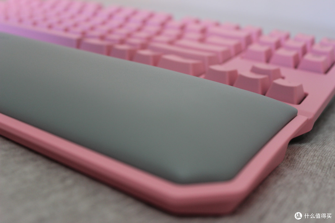 送腻了香水口红,可以试试这把少女心的键盘:Razer 雷蛇 粉晶黑寡妇蜘蛛机械键盘