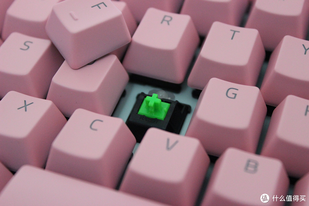 送腻了香水口红,可以试试这把少女心的键盘:Razer 雷蛇 粉晶黑寡妇蜘蛛机械键盘