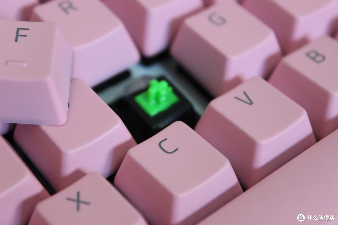 送腻了香水口红,可以试试这把少女心的键盘:Razer 雷蛇 粉晶黑寡妇蜘蛛机械键盘