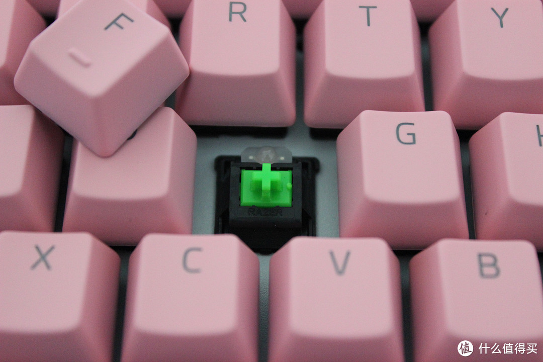送腻了香水口红，可以试试这把少女心的键盘：Razer 雷蛇 粉晶黑寡妇蜘蛛机械键盘