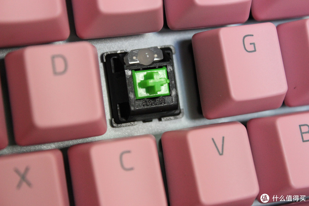 送腻了香水口红，可以试试这把少女心的键盘：Razer 雷蛇 粉晶黑寡妇蜘蛛机械键盘