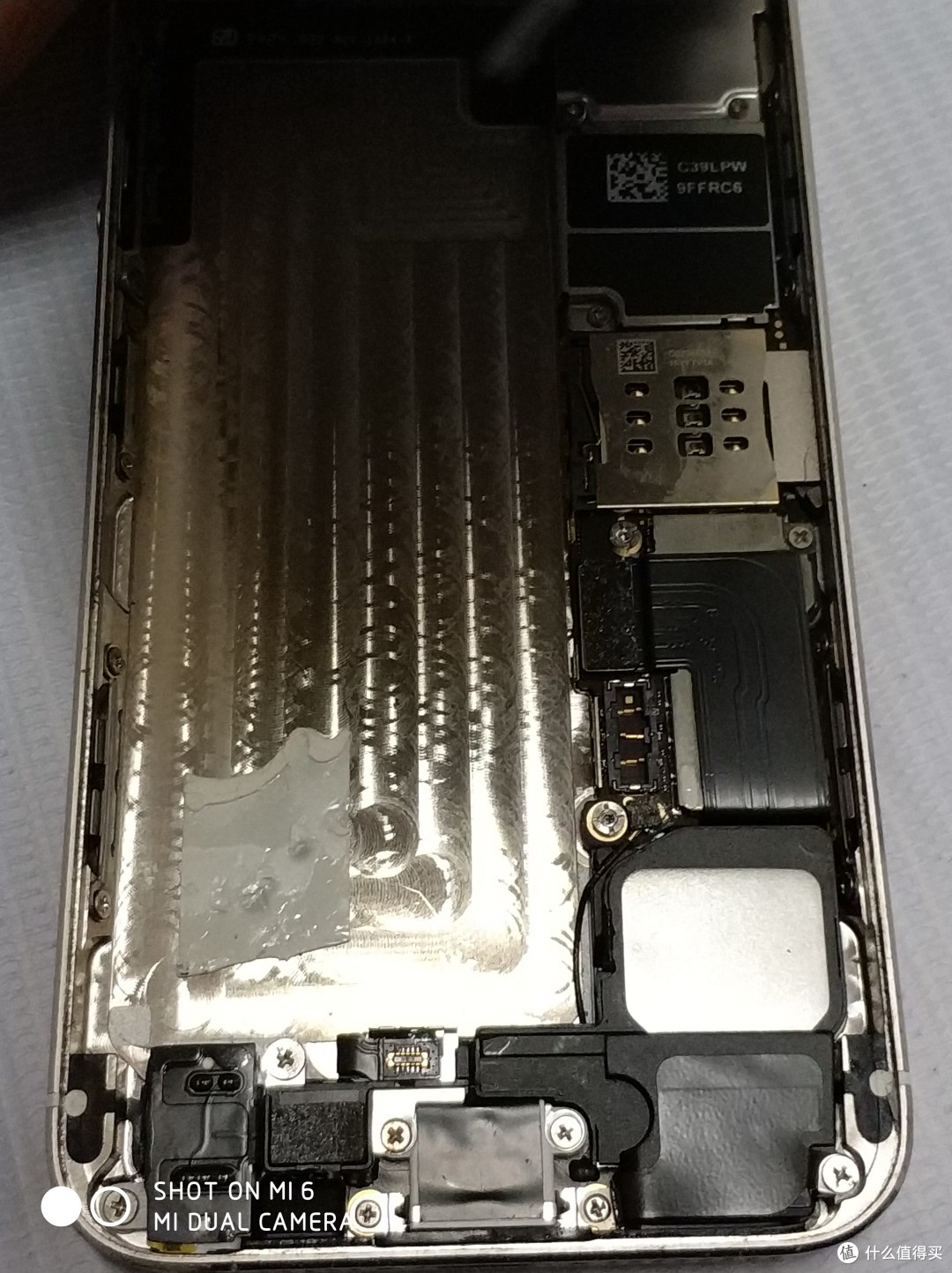我第一次换好后就没贴胶过，因为对方寄过来的包裹里没有，我就留了点原装的胶来固定