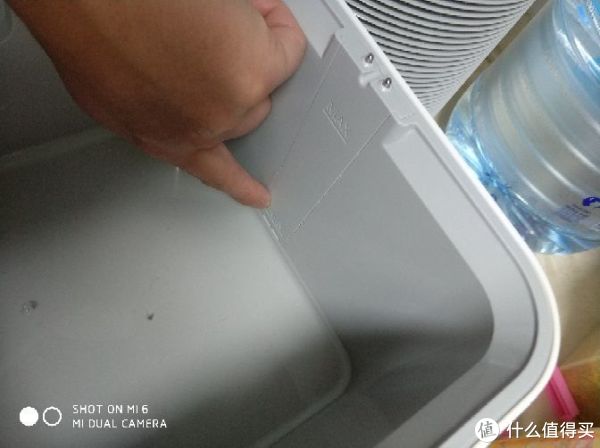 这个位置是水进去的地方，里面是水位传感器，似乎是完全封闭的设计，完全无法清理