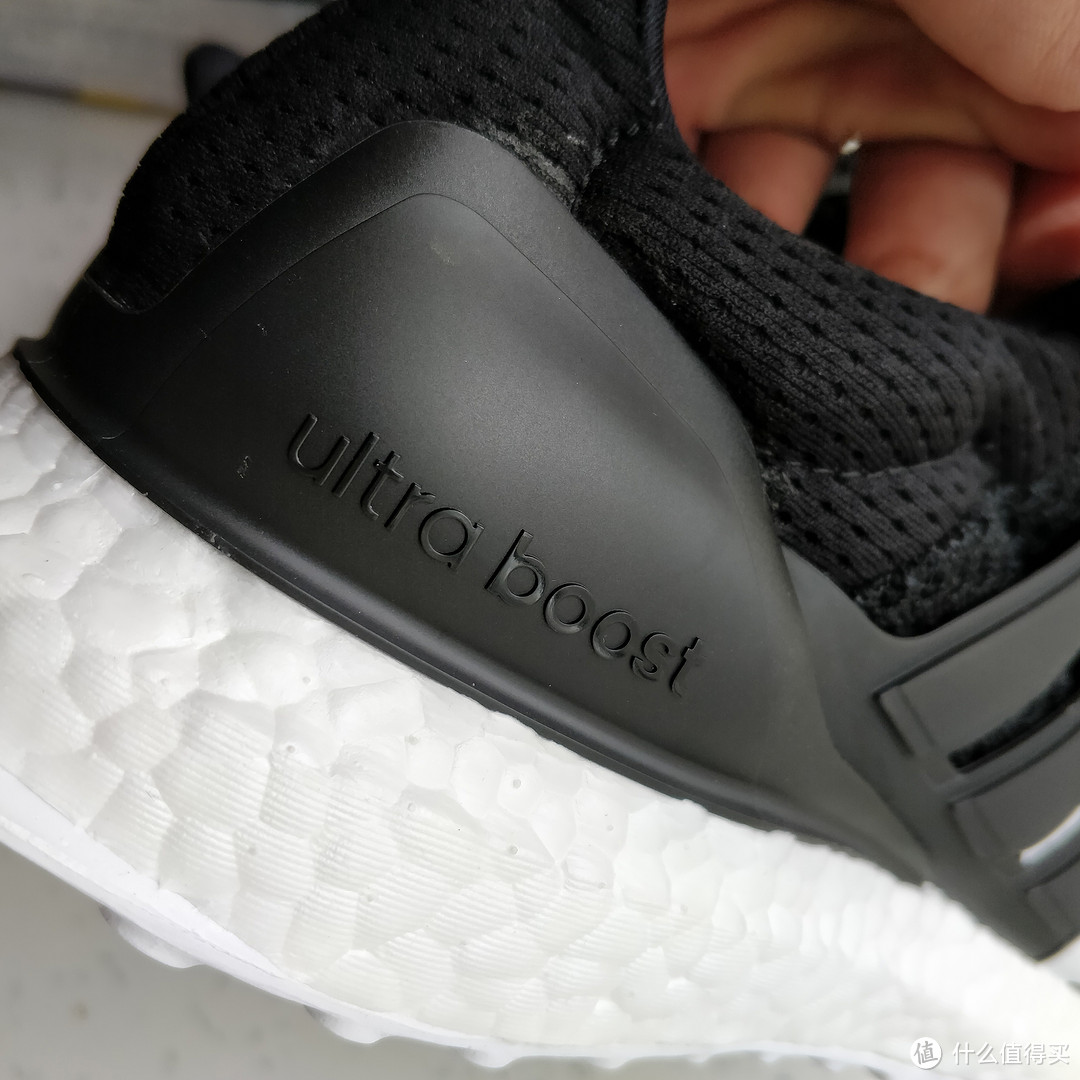 后跟的ultra boost标识