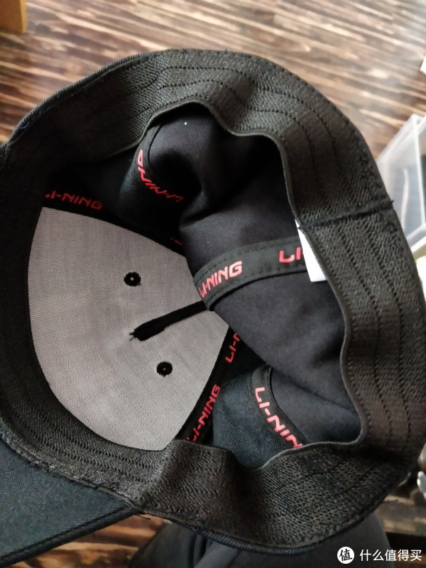 本应该是防汗带的部分,都换成了松紧带。 本应该是防汗带的部分,都换成了松紧带。