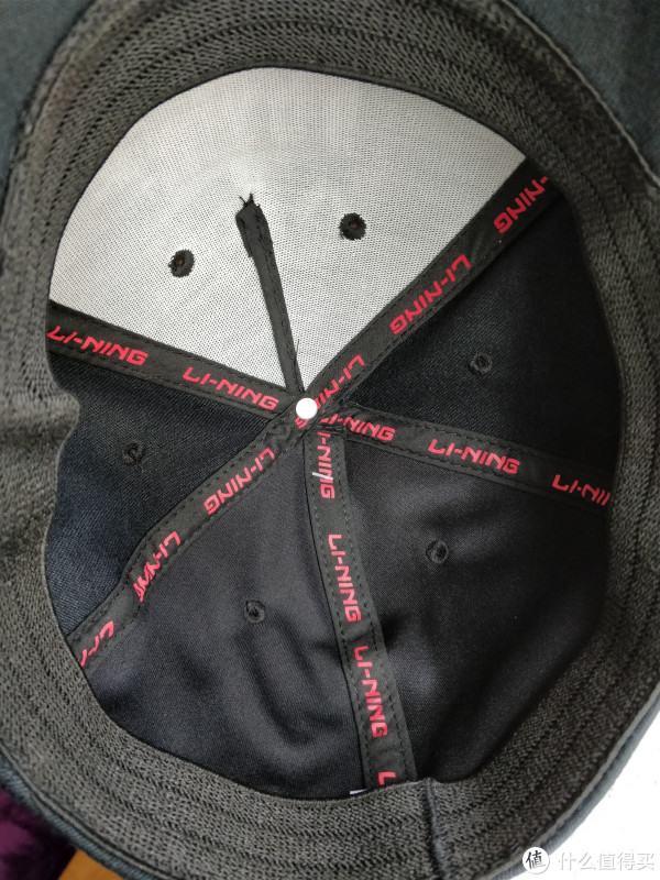 内里不错,走线出都有李宁LOGO的布条包边,这点值得表扬。 内里不错,走线出都有李宁LOGO的布条包边,这点值得表扬。
