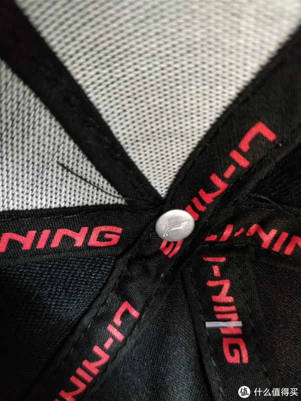 内里的带有LOGO的金属钉 内里的带有LOGO的金属钉