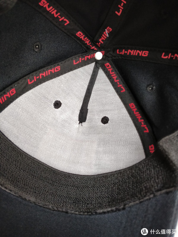 帽子内里前半部分的加固夹层,保持帽型。 帽子内里前半部分的加固夹层,保持帽型。