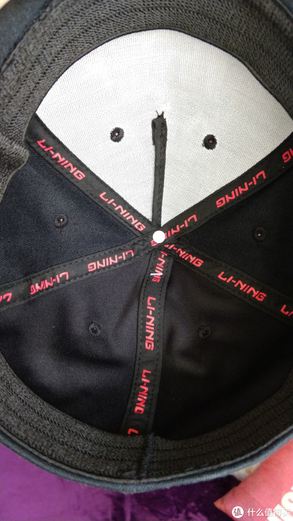 后半部分的刺绣也没有漏出来,说明内里都是双层的。 后半部分的刺绣也没有漏出来,说明内里都是双层的。