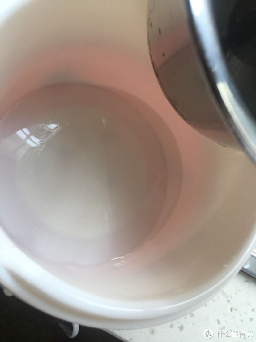 小技巧：酸奶的外机里面加点水。原因有二：1、节约用电；2、保温效果更好，出酸奶更快