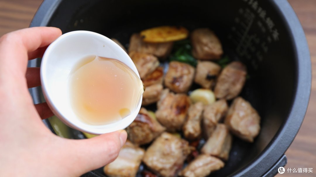 煲仔饭、红烧小排、薏米雪梨桂花糖水,一台电饭煲就能搞定