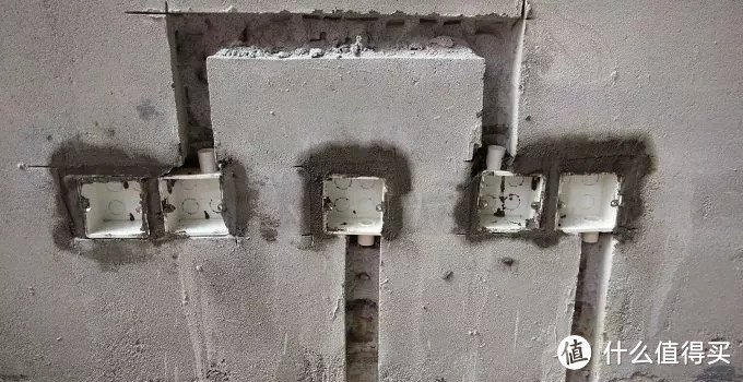 工人改水电把墙开槽成这样，以后还咋住人？