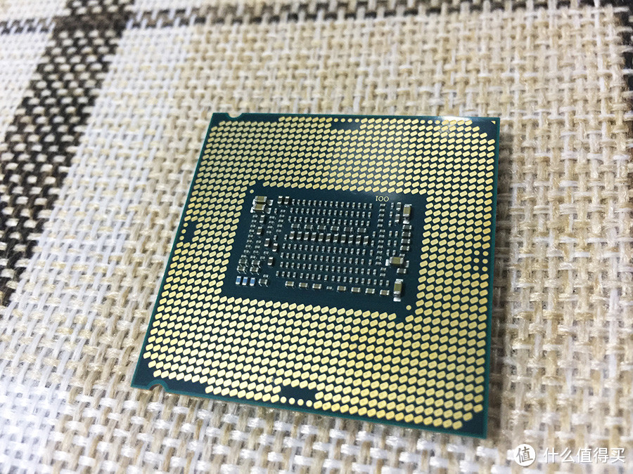 AMD Ryzen 锐龙 2700X & Intel 英特尔 i7 8700K 未超频横向对比